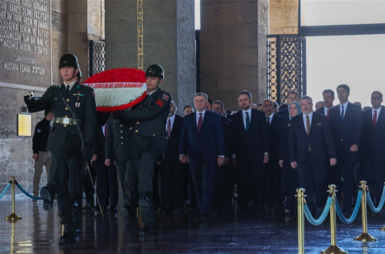 BAKAN BAK GENÇLER VE SPORCULARLA ANITKABİR’İ ZİYARET ETTİ