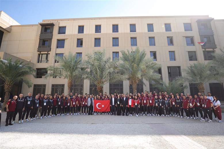 BAKAN BAK SUUDİ ARABİSTAN’DA MİLLİ SPORCULARLA BİR ARAYA GELDİ