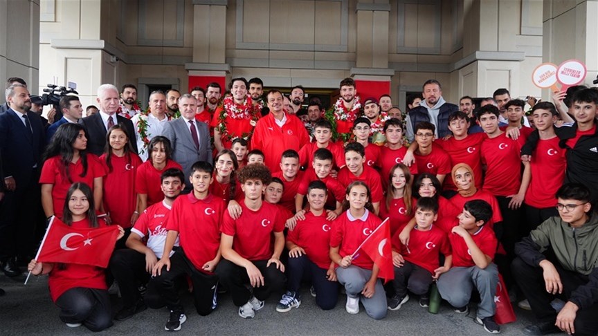 BAKAN BAK 12 DEV ADAMI İSTANBUL’DA KARŞILADI