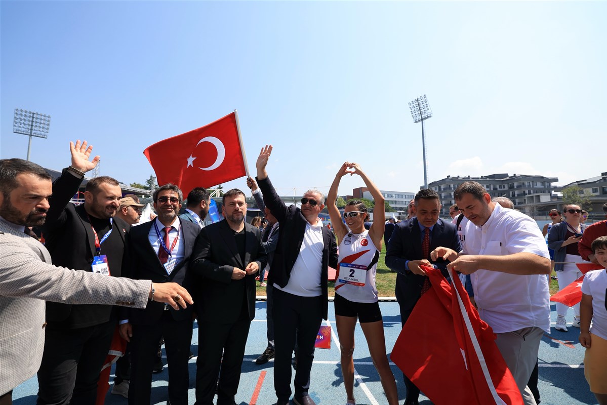 BAKAN BAK’TAN AVRUPA ŞAMPİYONU İLKE ÖZYÜKSEL MİHRİOĞLU İÇİN TEBRİK MESAJI