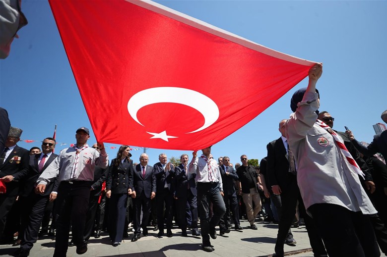 ATATÜRK'Ü TEMSİL EDEN BAYRAK SAMSUN'DA KARAYA ÇIKARILDI