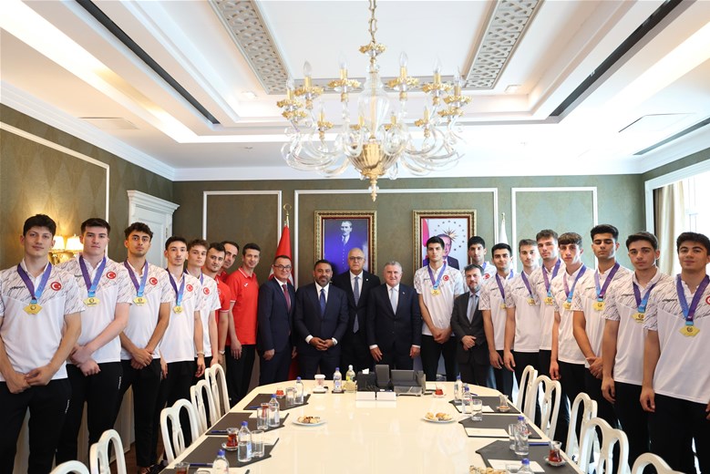 “İSTİKRARLI BAŞARILARLA VOLEYBOL ÜLKESİ HALİNE GELDİK”