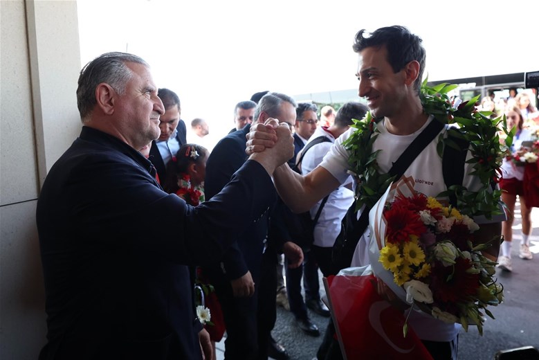 A MİLLİ KADIN VOLEYBOL TAKIMI İÇİN KARŞILAMA TÖRENİ DÜZENLENDİ