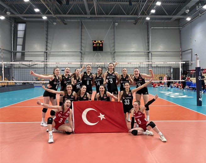 BAKAN BAK 18 YAŞ ALTI KADIN VOLEYBOL MİLLİ TAKIMINI TEBRİK ETTİ