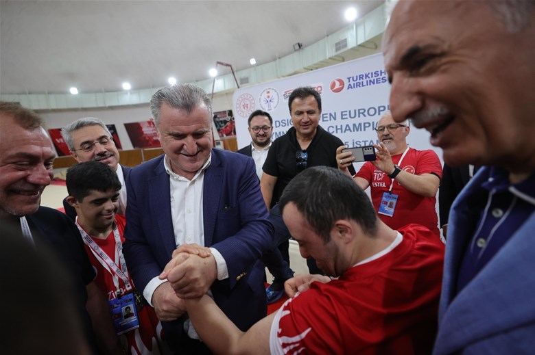 BAKAN BAK: “DOWN SENDROMLU SPORCULARIMIZ BİZİM İÇİN ÇOK ÖZEL VE KIYMETLİLER”