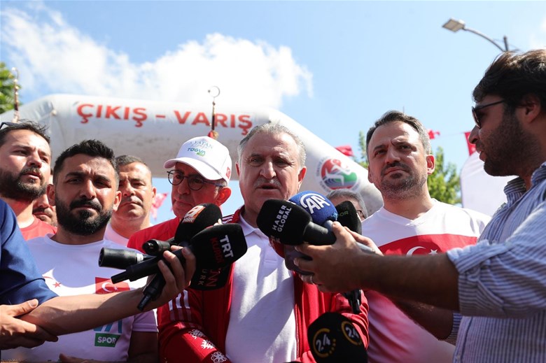 “15 TEMMUZ, HALKIN GÜCÜNÜN TANKIN GÜCÜNÜ YENDİĞİ ŞANLI BİR DİRİLİŞ DESTANIDIR”
