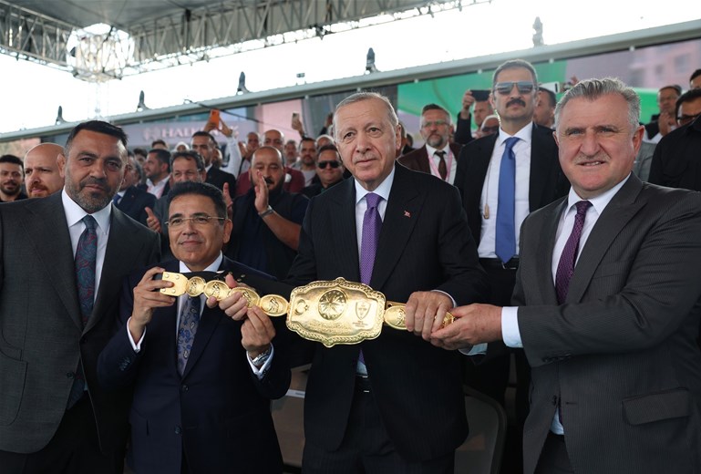 BAKAN BAK’TAN BAŞPEHLİVAN ORHAN OKULU İÇİN TEBRİK MESAJI