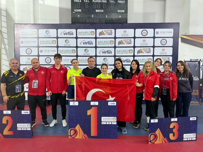 BAKAN BAK ÖZEL SPORCULAR PARA MASA TENİSİ MİLİ TAKIMINI TEBRİK ETTİ