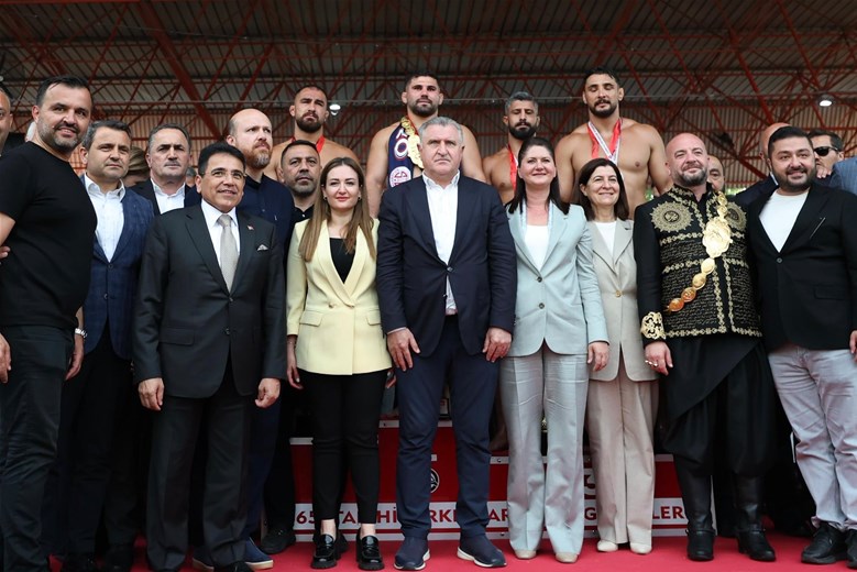 BAKAN BAK’TAN BAŞPEHLİVAN ERKAN TAŞ İÇİN TEBRİK MESAJI