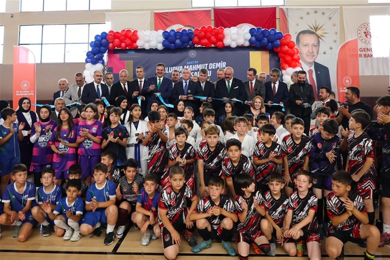 BAKAN BAK AMASYA’DA GENÇLİK MERKEZİ VE SPOR SALONU AÇILIŞI YAPTI