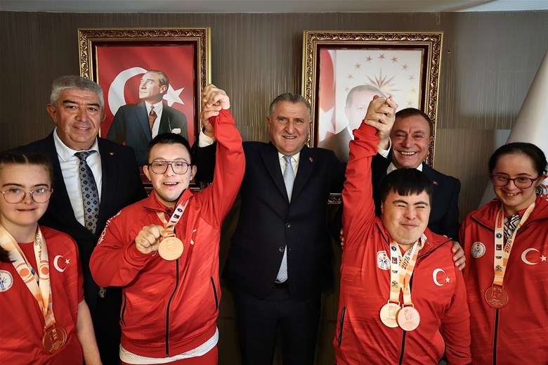BAKAN BAK ÖZEL SPORCULAR İLE BİR ARAYA GELDİ