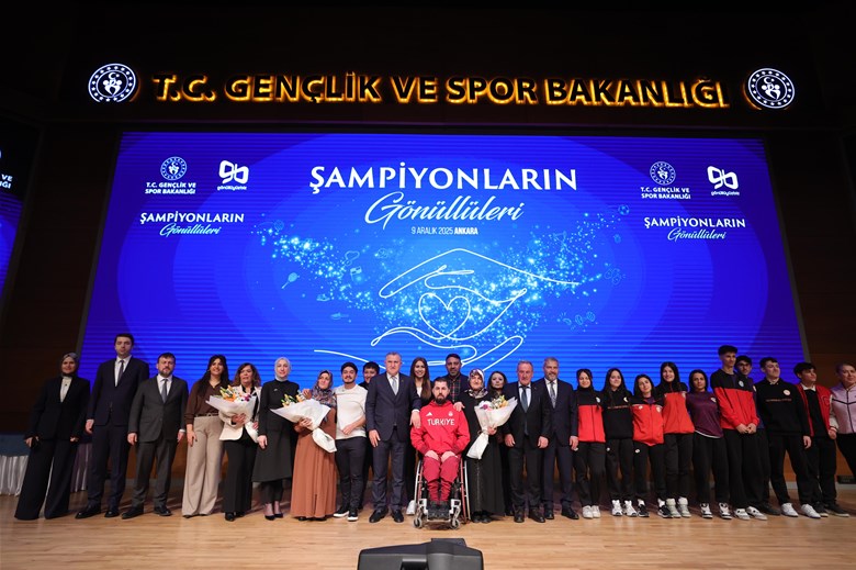 BAKAN BAK ŞAMPİYON SPORCULARIN ANNELERİ İLE BİR ARAYA GELDİ