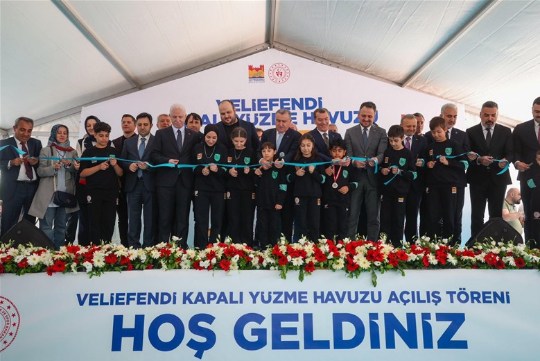 BAKAN BAK VELİEFENDİ KAPALI YÜZME HAVUZU'NUN AÇILIŞINA KATILDI