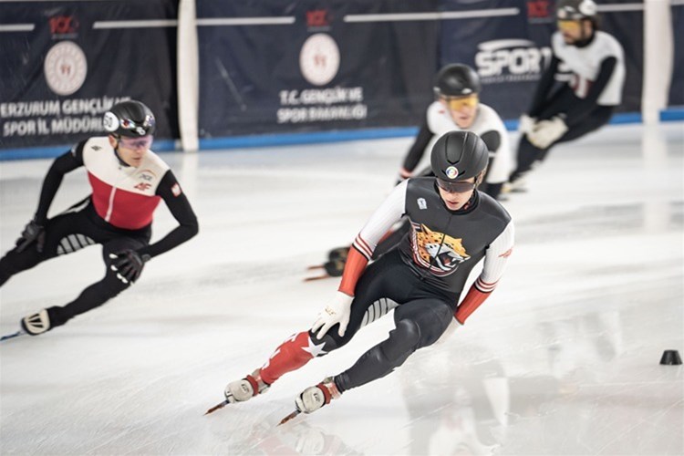 BAKAN BAK OLİMPİYAT KOTASI ALAN MİLLİ SPORCULARI TEBRİK ETTİ