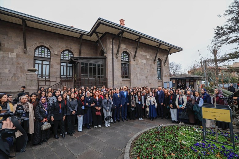 TBMM BAŞKANI KURTULMUŞ VE BAKAN BAK GENÇLERLE BİR ARAYA GELDİ