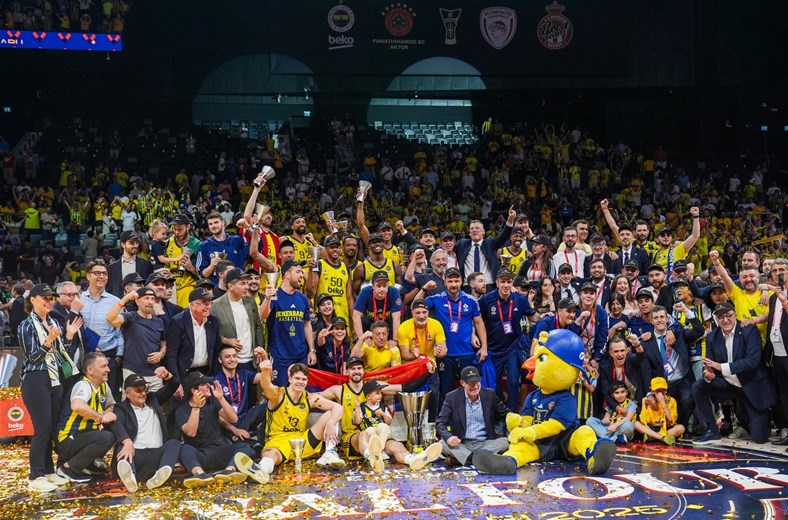 BAKAN BAK FENERBAHÇE BEKO'YU TEBRİK ETTİ
