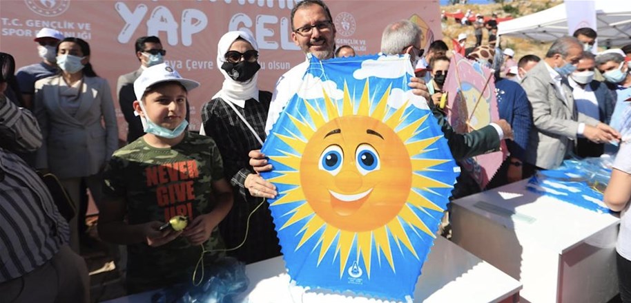 BAKAN KASAPOĞLU DİYARBAKIR'DA ‘PİRAZİZ PARKI AÇILIŞ TÖRENİ VE UÇURTMA FESTİVALİ'NE KATILDI