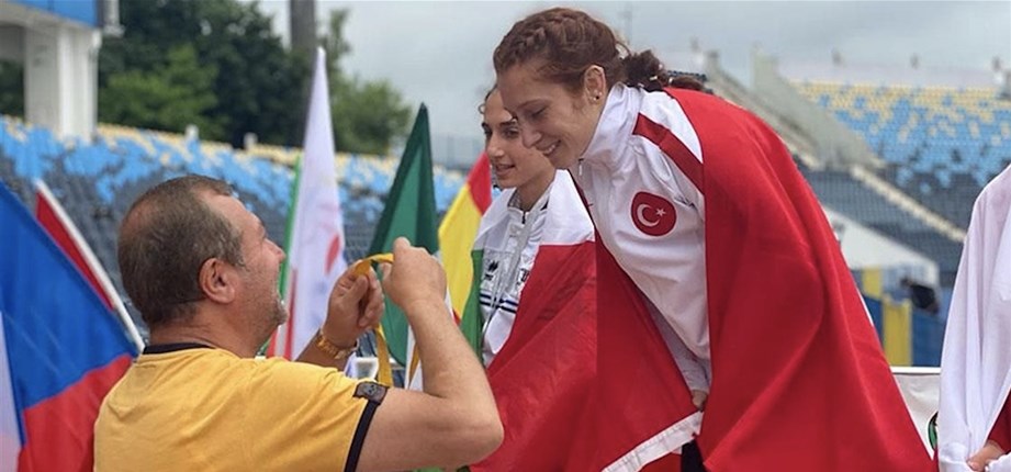 DÜNYA ŞAMPİYONU OLAN ÖZEL SPORCU MUHSİNE GEZER’E TEBRİK