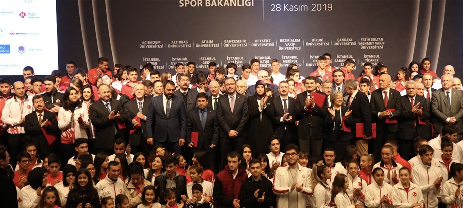 BAKAN KASAPOĞLU’NDAN 2021 YKS TERCİH DÖNEMİ ÖNCESİ MİLLİ SPORCULARA ÖNEMLİ HATIRLATMA