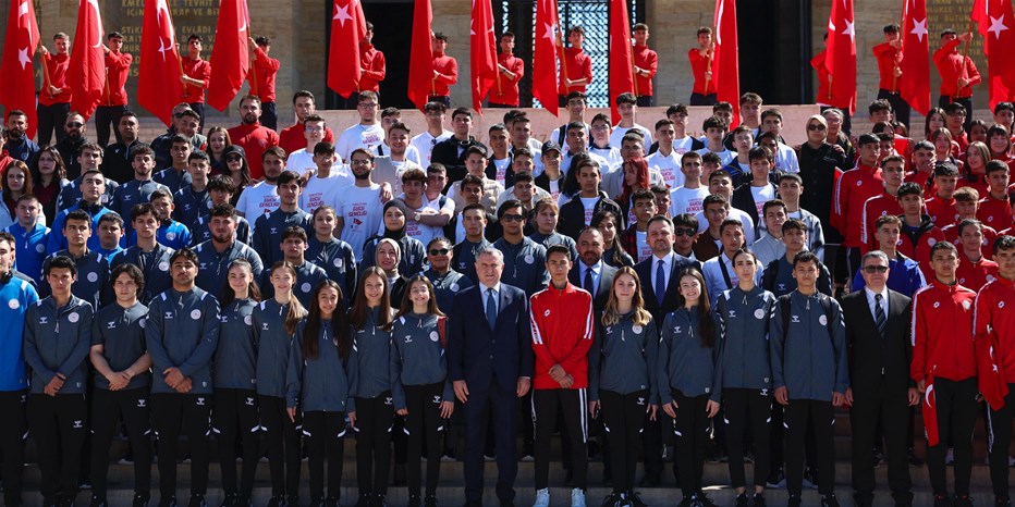 Bakan Dr. Osman Aşkın Bak İle Beraberindeki Heyet Anıtkabir'i Ziyaret Etti