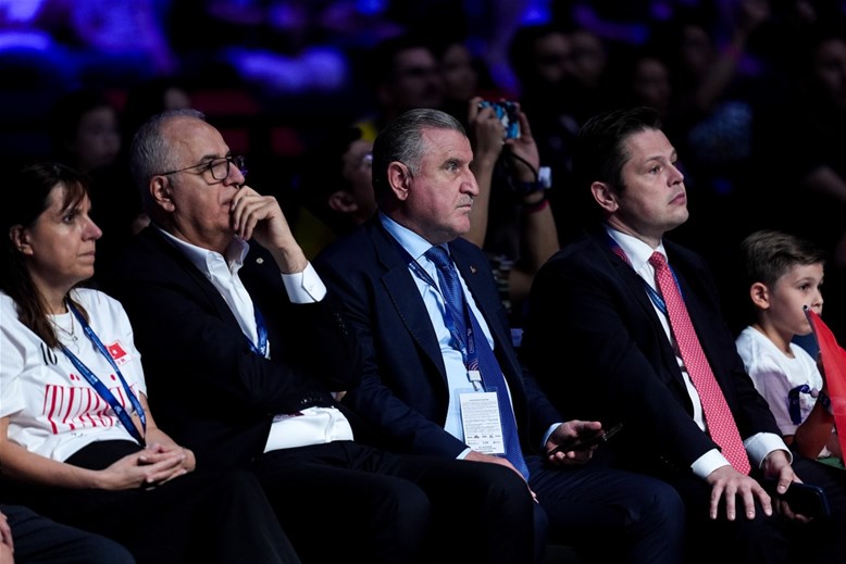 BAKAN BAK’TAN MİLLETLER LİGİ ŞAMPİYONU A MİLLİ KADIN VOLEYBOL TAKIMI’NA TEBRİK