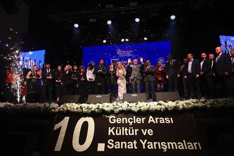 BAKAN BAK GENÇLER ARASI SES YARIŞMASINI İZLEDİ, SAHNEDE ŞARKI SÖYLEDİ