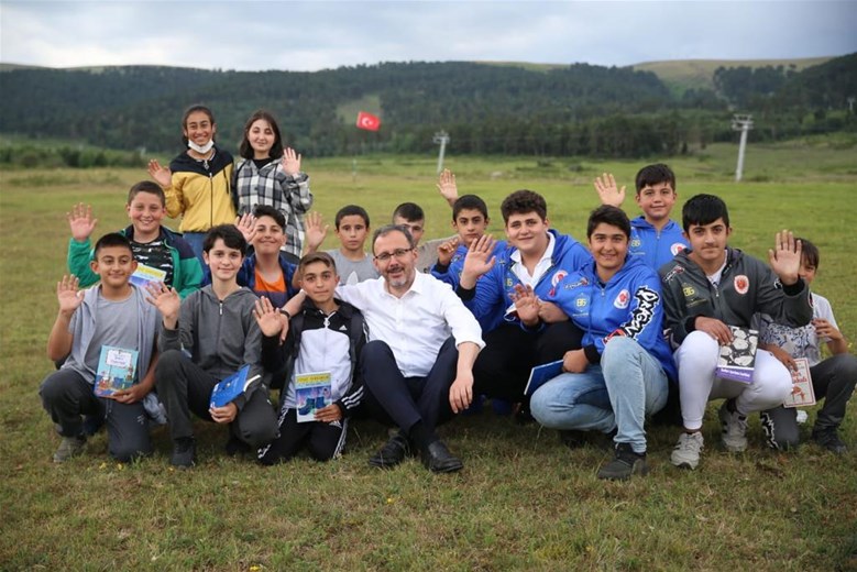 BAKAN KASAPOĞLU, ARDAHAN'DA GENÇLERLE BULUŞTU