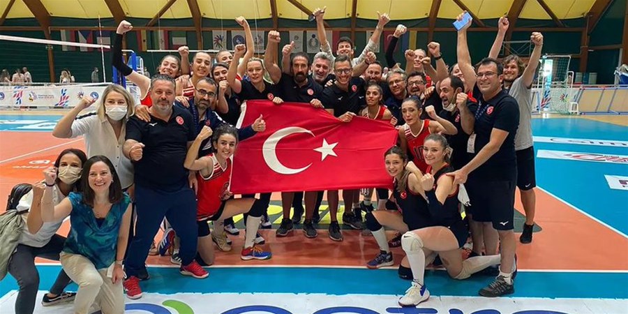  DÜNYA ŞAMPİYONU VOLEYBOLCULARA TEBRİK 