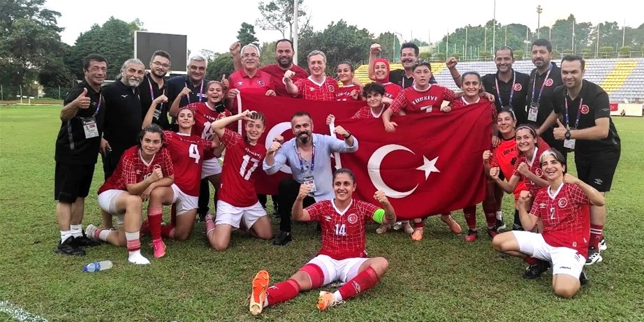 İşitme Engelliler Kadın Futbol Takımı'na Tebrik