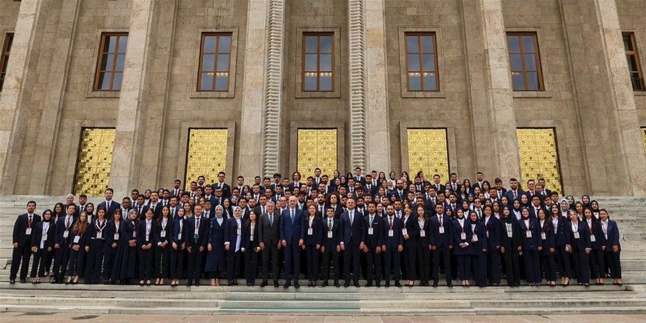 Bakan Bak Temsilci Gençlerle Tbmm Başkanı Kurtulmuş’u Ziyaret Etti