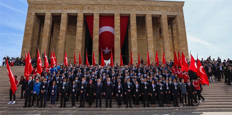 Bakan Dr. Osman Aşkın Bak 19 Mayıs Dolayısıyla Anıtkabir'i Ziyaret Etti