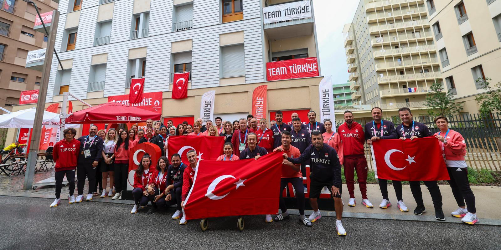 Bakan Bak 30 Ağustos Zafer Bayramı’nı Paris’te Paralimpik Sporcularla Birlikte Kutladı