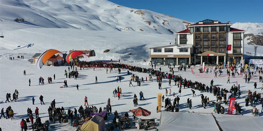 BAKAN BAK GENÇLERİ HAKKARİ’YE DAVET ETTİ