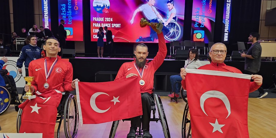 BAKAN BAK’TAN PARA DANS SPORCULARINA TEBRİK MESAJI