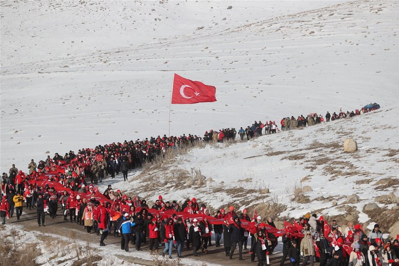 TÜRKİYE “BU TOPRAKTA İZİN VAR” TEMASIYLA SARIKAMIŞ'TA ŞEHİTLER İÇİN YÜRÜDÜ