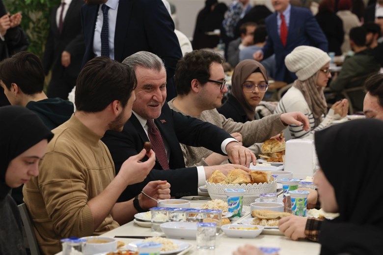 BAKAN BAK, İBN HALDUN ÜNİVERSİTESİ ÖĞRENCİLERİYLE İFTAR YAPTI