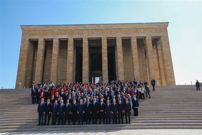 BAKAN BAK GENÇLER VE SPORCULARLA ANITKABİR’İ ZİYARET ETTİ