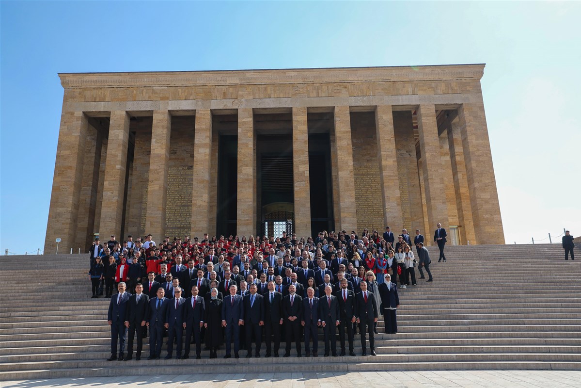 BAKAN BAK GENÇLER VE SPORCULARLA ANITKABİR’İ ZİYARET ETTİ