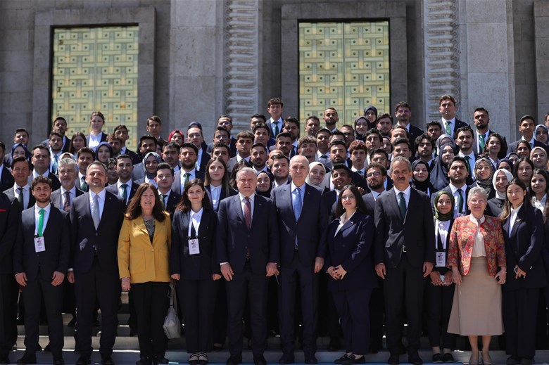 BAKAN BAK TEMSİLCİ GENÇLERLE TBMM BAŞKANI KURTULMUŞ’U ZİYARET ETTİ