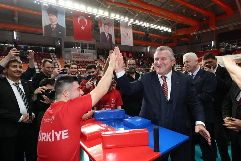 BAKAN BAK İSTANBUL’DA SPOR MALZEMELERİ DAĞITIM PROGRAMINA KATILDI