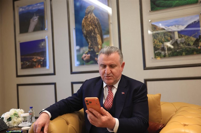 BAKAN BAK KIŞ OLİMPİYATLARINDA YARIŞACAK MİLLİ SPORCULARLA GÖRÜŞTÜ