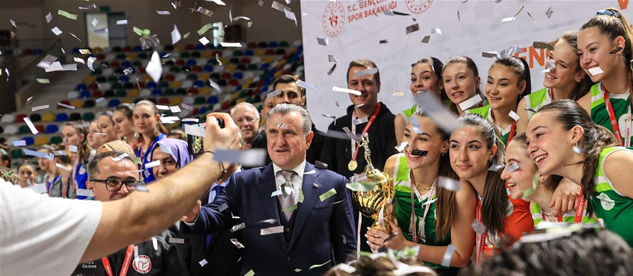 BAKAN BAK: “KADIN SPORCULARIMIZLA GURUR DUYUYORUZ”